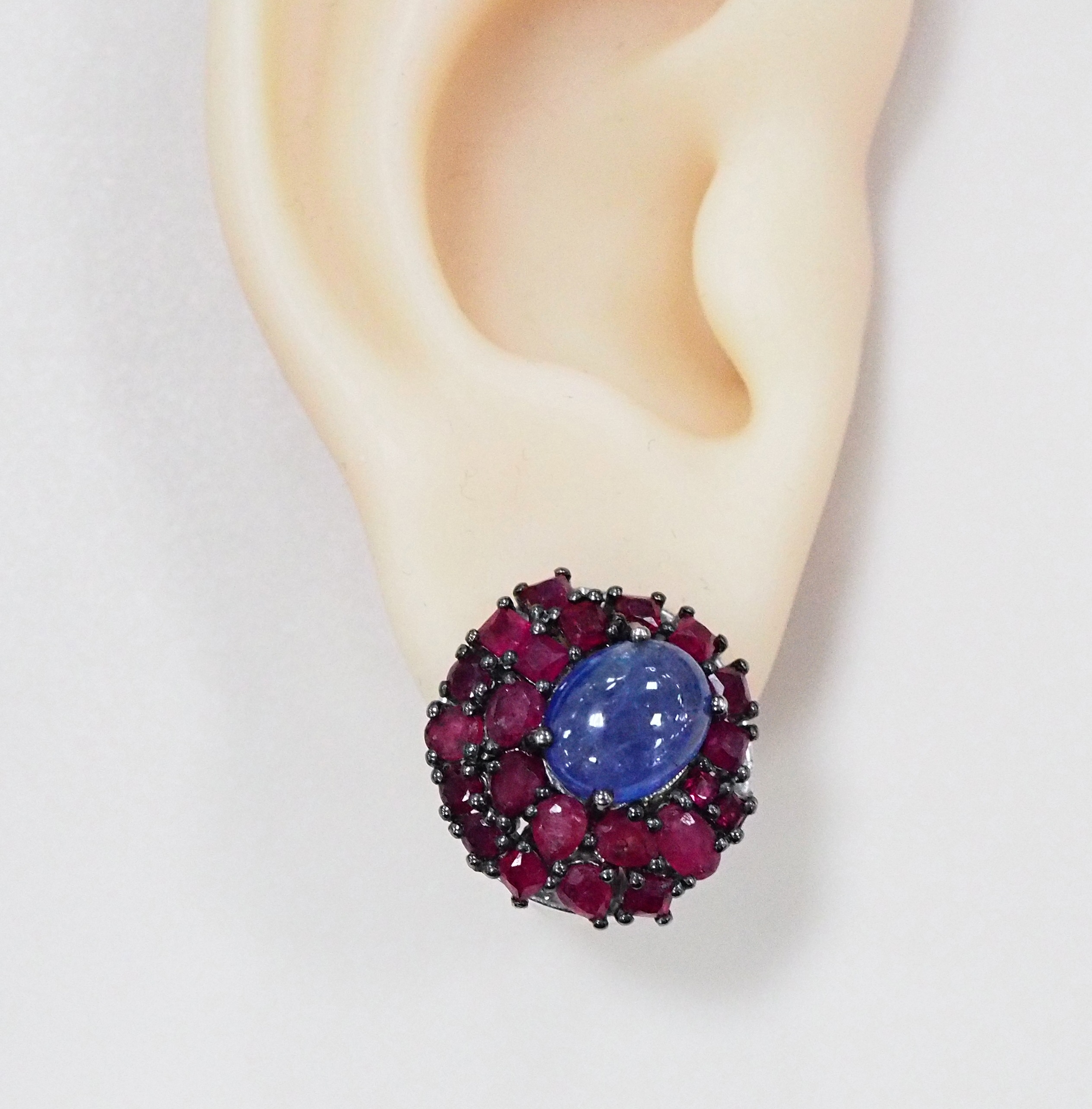 Серебряные серьги 925 пробы; родий (бел., черн.); вставки 2 Танзанит 8,05ct; 44 Рубин F/2 6,75ct;